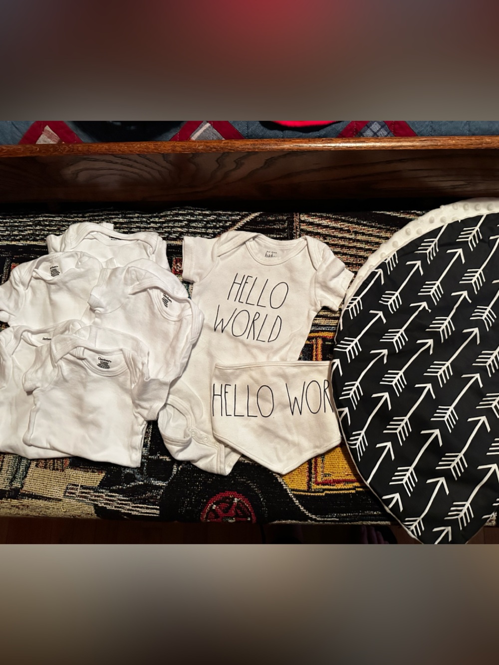 Hello World White Baby Onesies Set 6-9 Mon
5 new born onesies, pillow cover